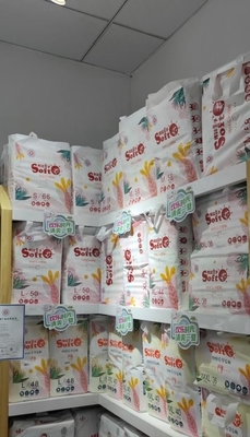 Freies Beispielsuper weiche Breathable neugeborene Wegwerfwindeln ziehen Baby-Windel hoch